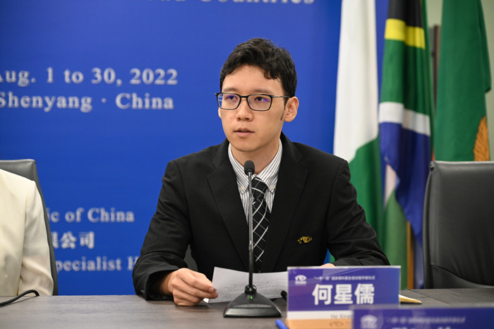 辽宁优发国际医学院公共卫生学院院长何星儒作为授课教师代表发言_副本.jpg